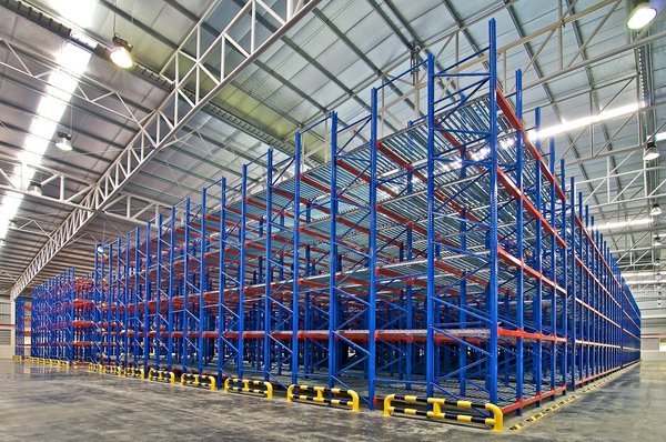 Maximiser l'efficacité et la capacité de stockage avec des solutions de mezzanine industrielle